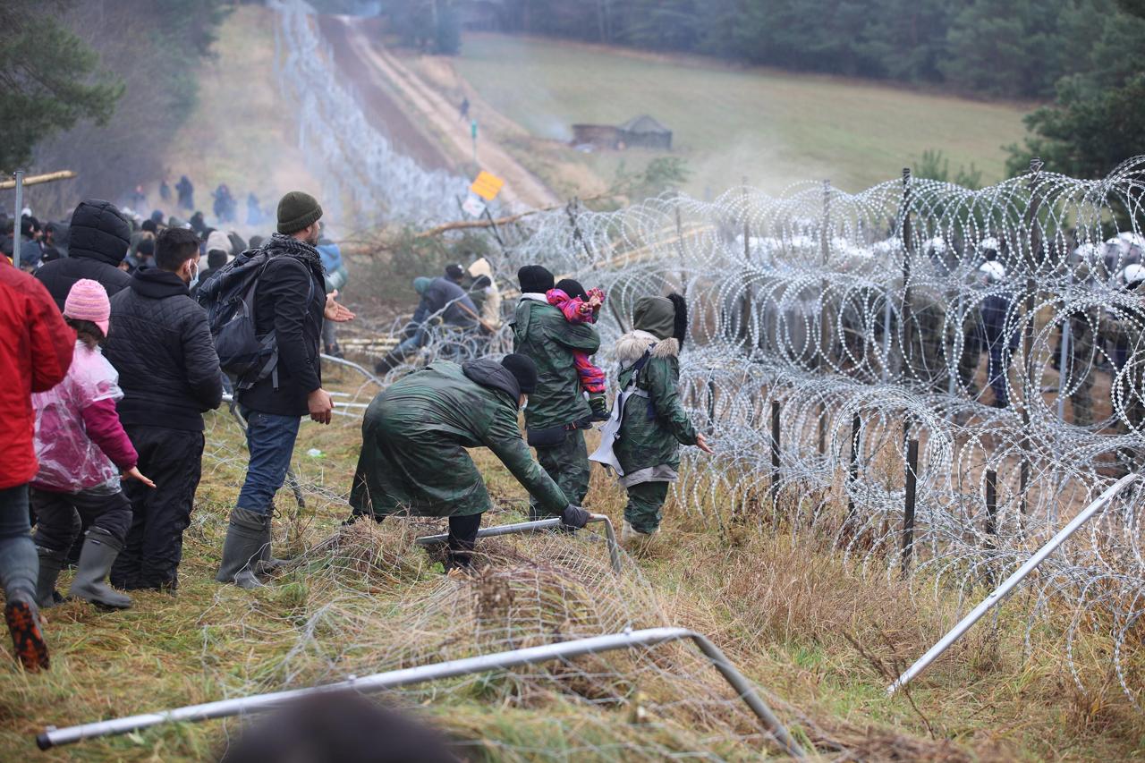 Polonia, lacrimogeni sui migranti al confine con la Bielorussia