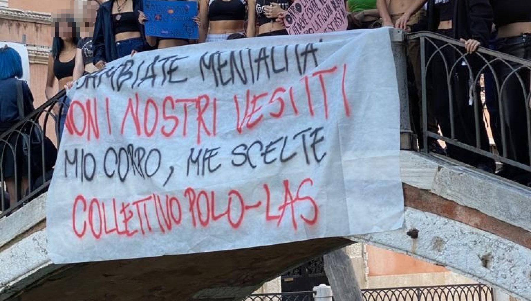 Venezia, vietati i top durante l’ora di ginnastica: la protesta delle studentesse