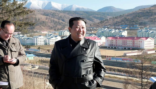 Corea del Nord, Kim Jong-un vieta le giacche di pelle: può indossarle solo lui