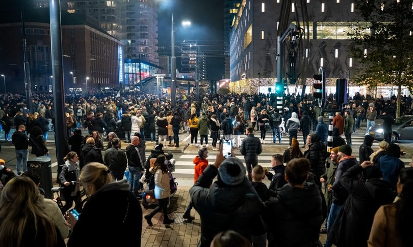 Covid: proteste No Vax a Rotterdam, la polizia spara, due feriti