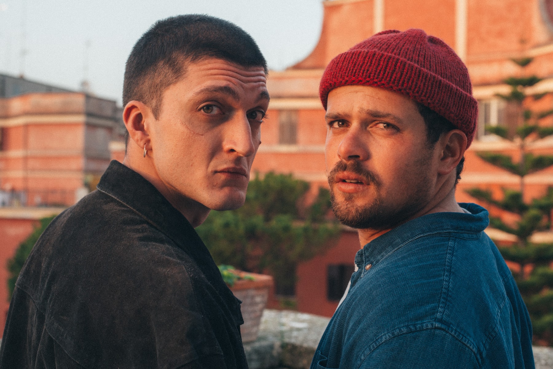 “La Svolta”, il film che segna il debutto alla regia di Riccardo Antonaroli: la colonna sonora è firmata da Carl Brave "La Svolta" il film di Riccardo Antonaroli sarà presentato fuori concorso al Torino Film Festival: la colonna sonora è il brano omonimo realizzato da Carl Brave