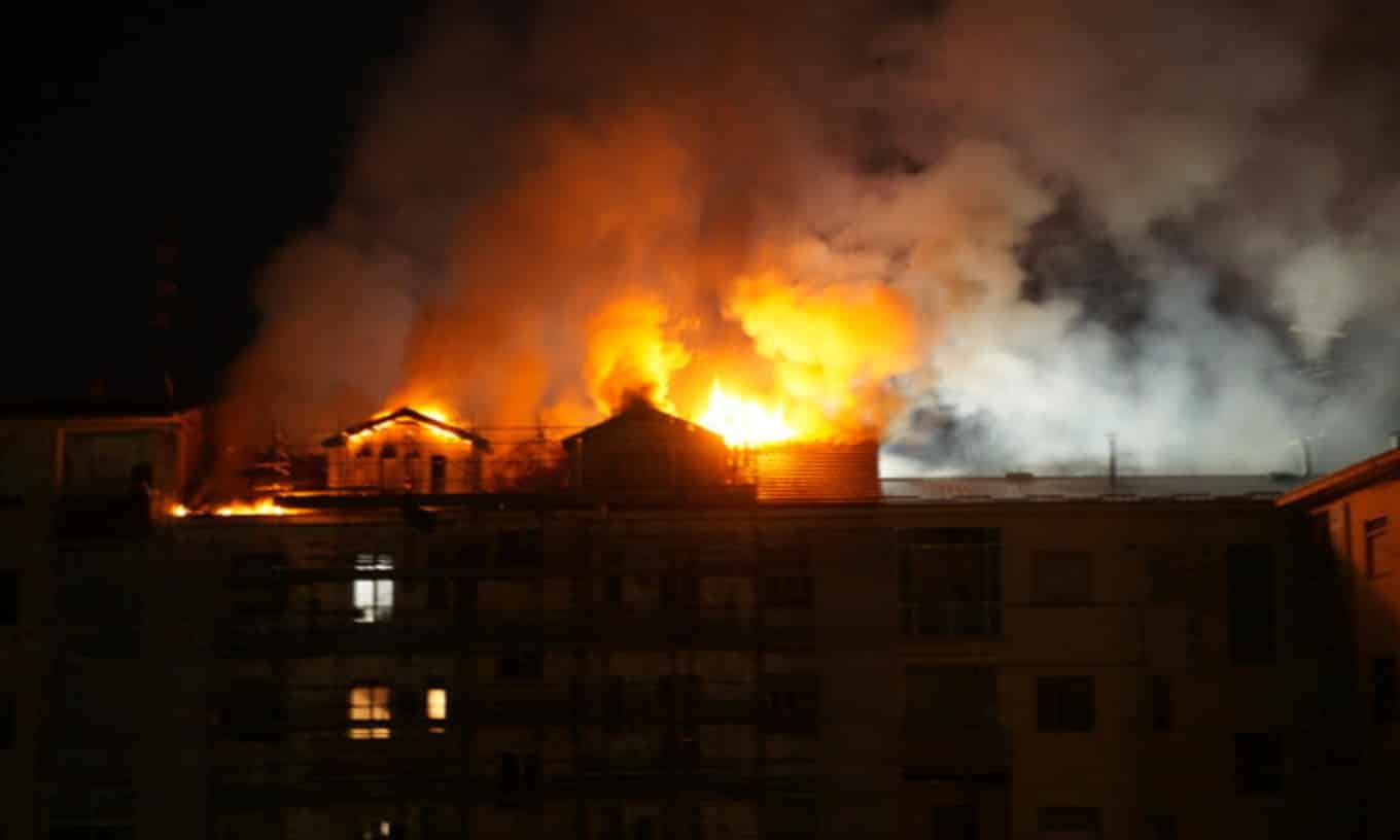 Incendio spaventoso a Vercelli: nessuna ipotesi esclusa dagli inquirenti