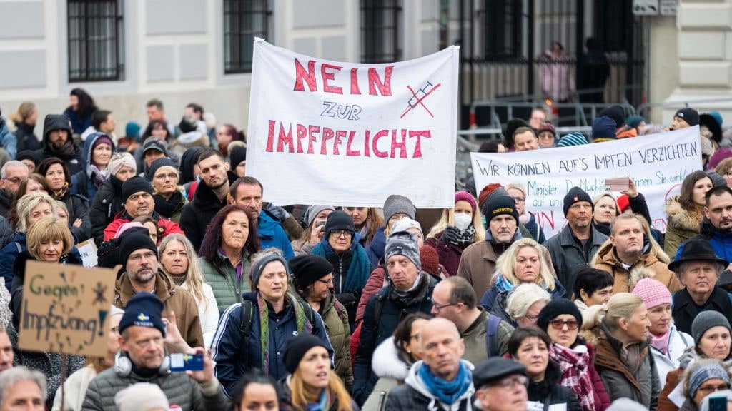 Covid: proteste in Austria per la vaccinazione obbligatoria