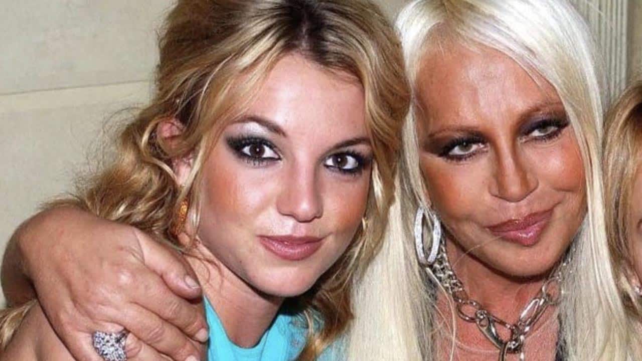 Britney Spears annuncia: ”sarà Donatella Versace a disegnare il mio abito da sposa”