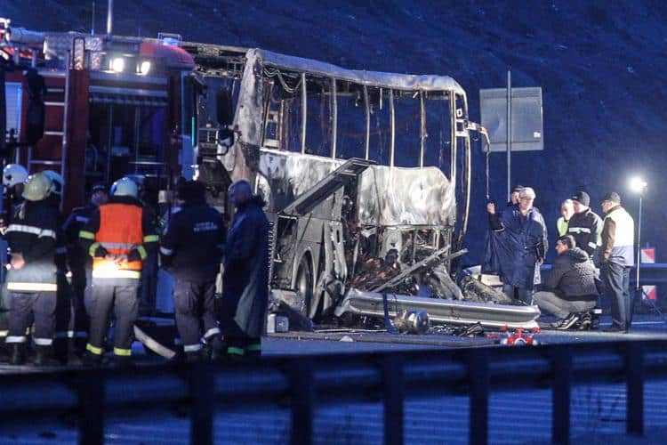 Tragedia in Bulgaria, si schianta bus: almeno 46 morti, a bordo anche 12 bambini