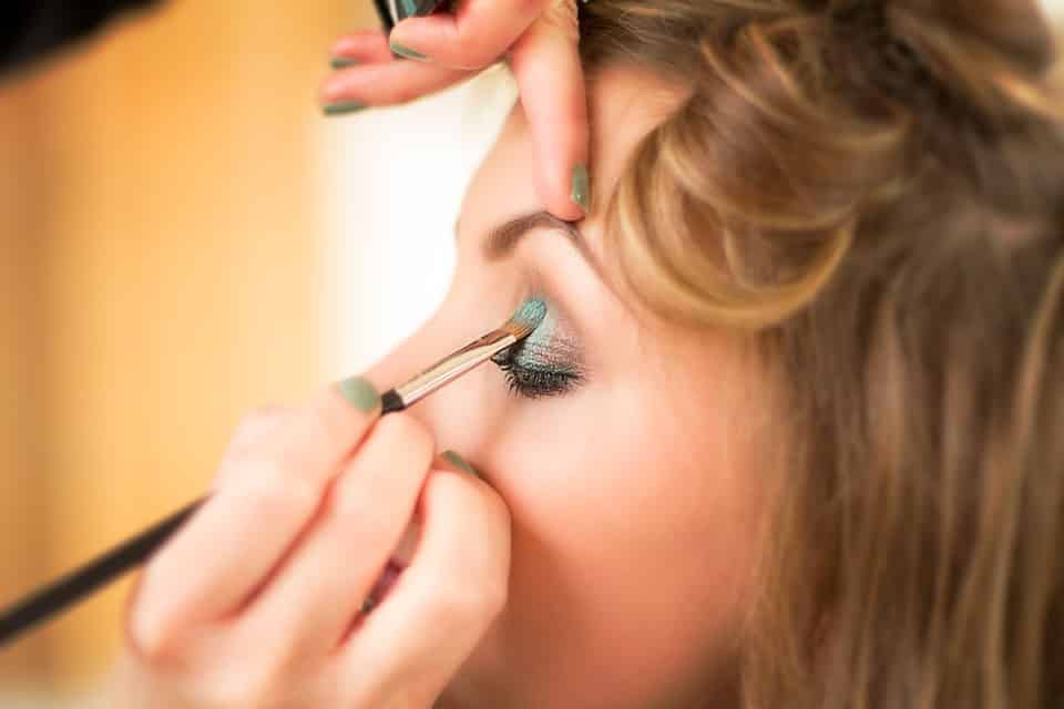Come realizzare il make-up giusto in base al colore degli occhi cosmetici