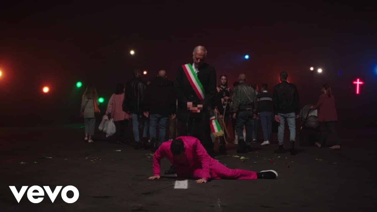 Scoppia lo scandalo sul nuovo singolo di Fedez “Morire morire”
