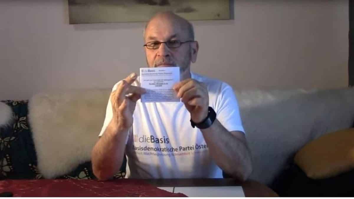 Johann Biacsics, leader No Vax austriaco, muore di Covid: “si stava curando con la candeggina”