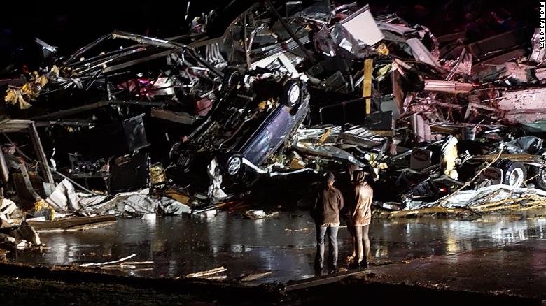 Tornado devastano gli Stati Uniti, si temono 50 morti in Kentucky