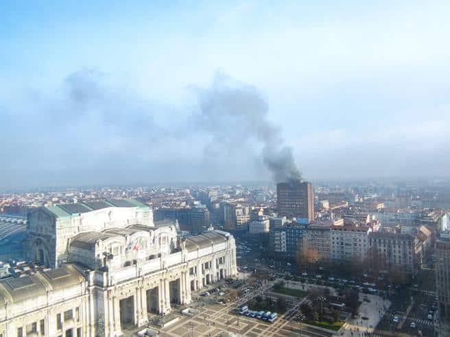 L’Hotel Michelangelo in fiamme a Milano: incendio all’ex hotel Covid