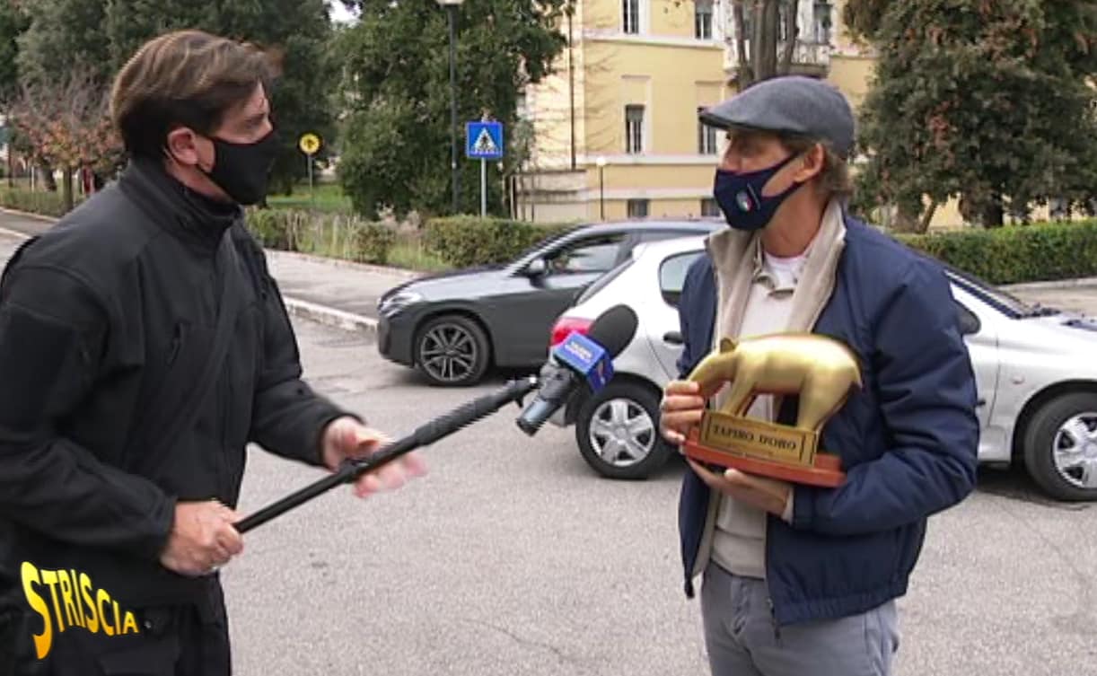 Roberto Mancini si aggiudica il Tapiro d’Oro del 2021: questa sera a Striscia la Notizia Tapiro Mancini 27.12.2021 - Credits: Ufficio Stampa Striscia