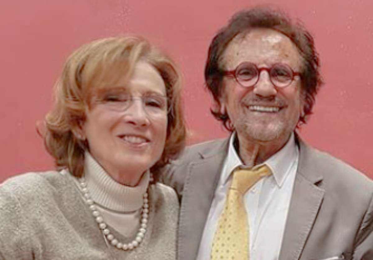 Toni Santagata, chi è la moglie Giovanna Isola: “Mi sono innamorata sentendolo suonare” Toni Santagata e la moglie Giovanna Isola