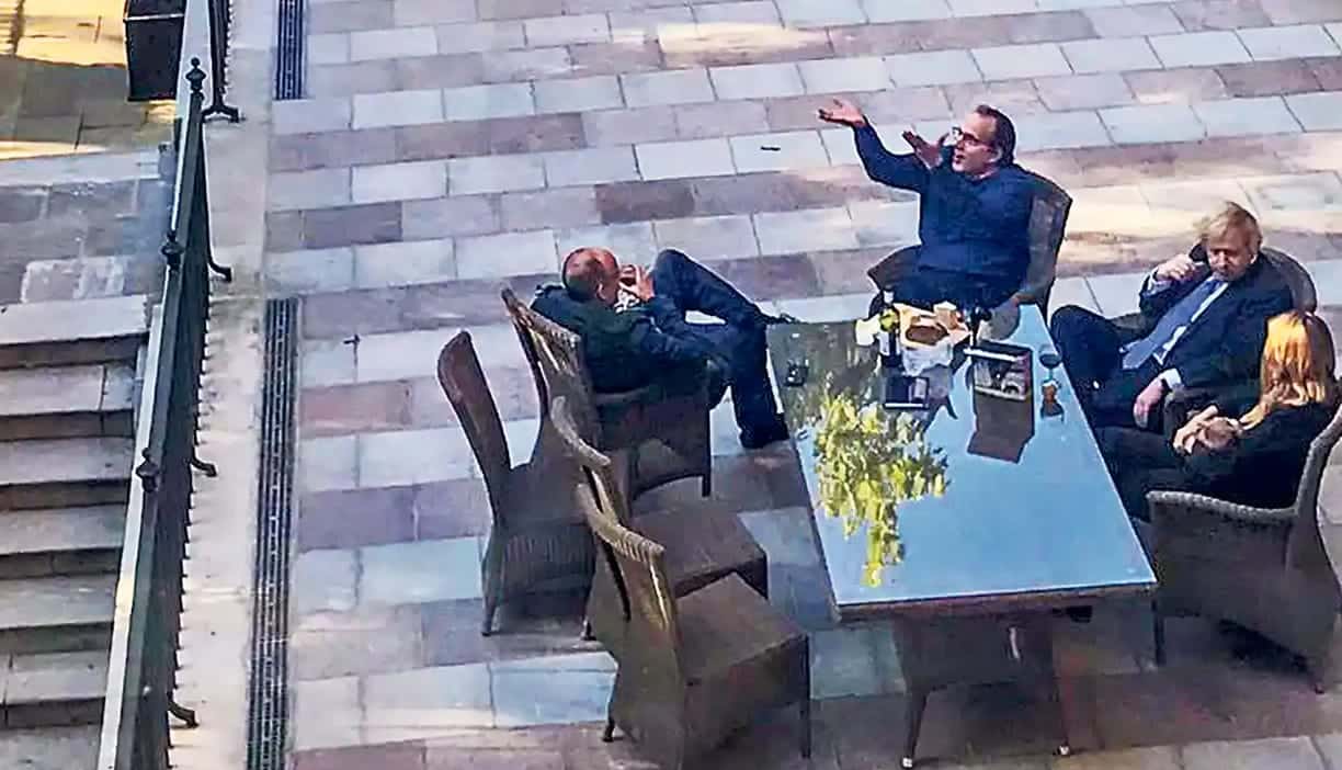 Boris Johnson sorpreso a bere vino a Downing street, durante il lockdown