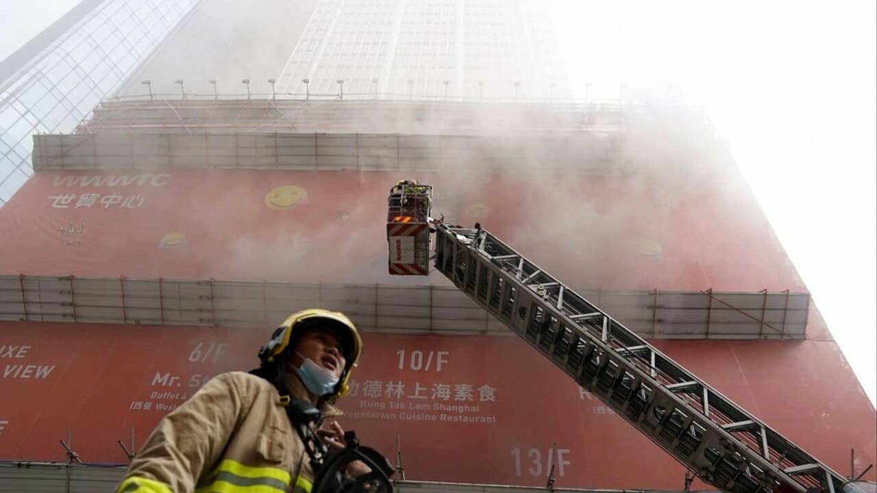 Incendio in un grattacielo a Hong Kong, 100 persone intrappolate