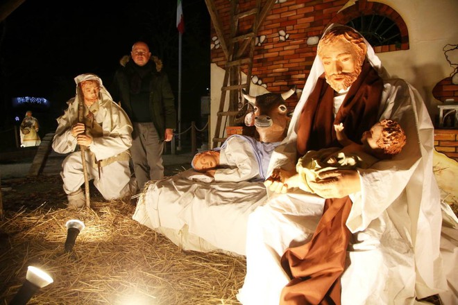 Natale e i presepi alternativi moderni: anche Giuseppe può cullare il bambin Gesù