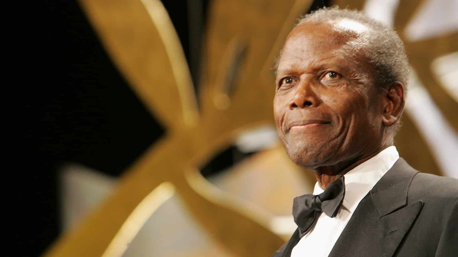 È morto Sidney Poitier, leggenda di Hollywood: il primo afroamericano a vincere l’Oscar