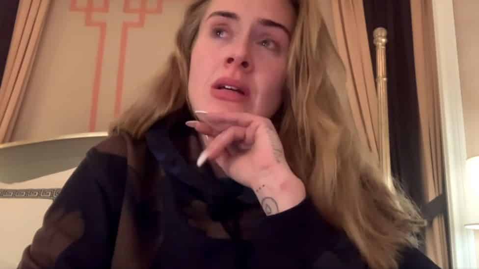 Adele in lacrime su Instagram, annulla tutti i suoi concerti