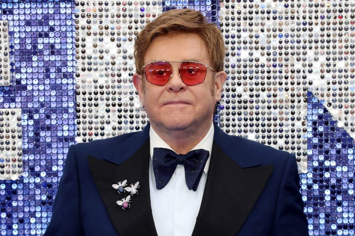 Elton John rimanda due concerti a causa del Covid Elton John
