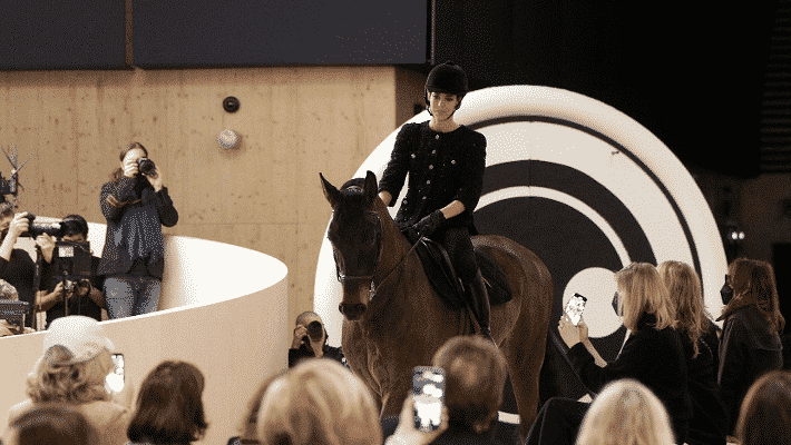 Charlotte Casiraghi, sfila come cavallerizza per Chanel