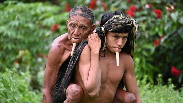 Amazzonia, il cammino di Tawy: 12 ore nella foresta per portare il padre a vaccinarsi