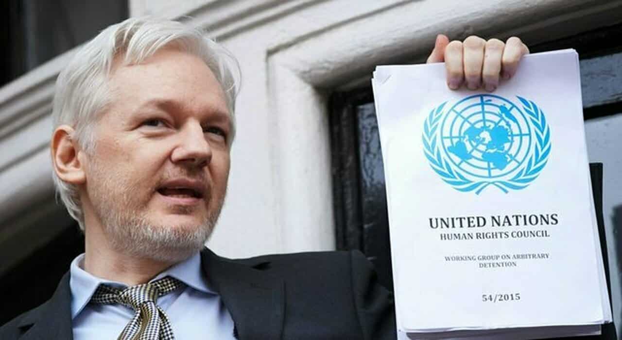 L’Alta Corte di Londra dà ragione a Julian Assange, il giornalista vince il ricorso contro l’estradizione Julian Assange