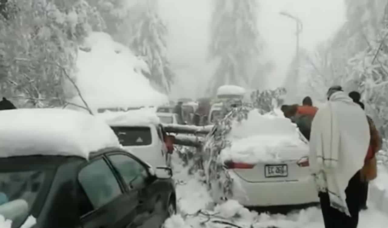 Almeno 44 i morti per la bufera di neve in Pakistan