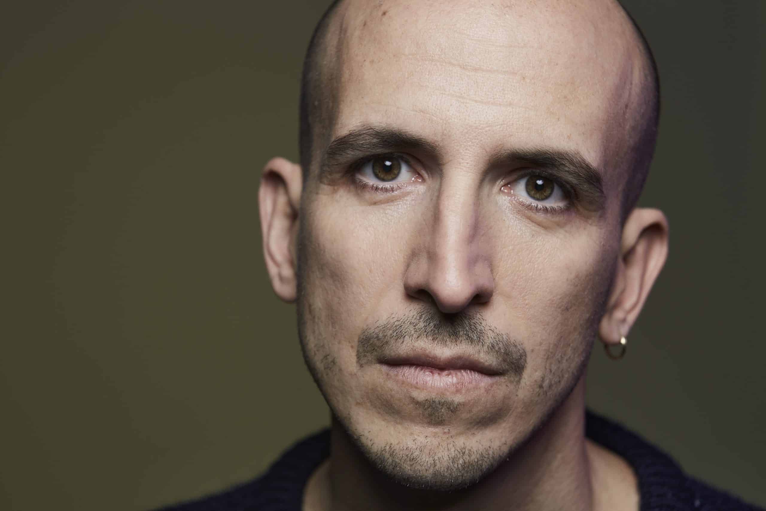Giovanni Truppi, ecco il testo della canzone “Tuo padre, mia madre, Lucia” a Sanremo 2022 Premio Lunezia Sanremo 2022 a Giovanni Truppi - Photo Credits © Mattia Zoppellaro