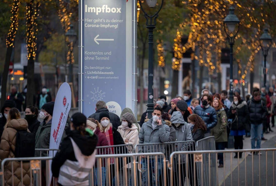 L’Austria approva l’obbligo vaccinale per tutti gli over 18