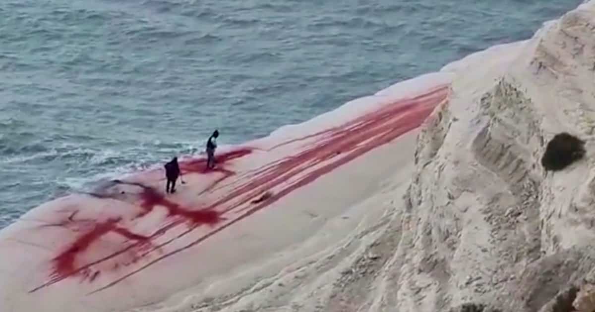 Agrigento, deturpata la Scala dei Turchi: imbrattata con della polvere da intonaco rossa
