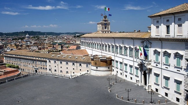 Fumata nera (ancora) al terzo scrutinio: ancora nessuna intesa La corsa verso il Colle: il Palazzo del Quirinale sede della Presidenza della Repubblica