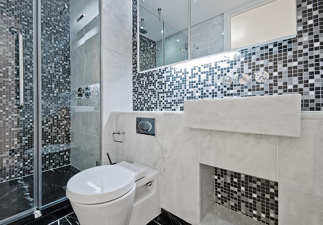 Come scegliere il rivestimento del bagno