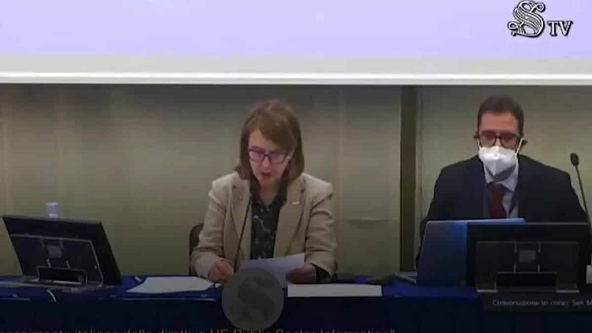Imbarazzo al convegno M5s con il nobel Parisi: hacker manda in onda video porno