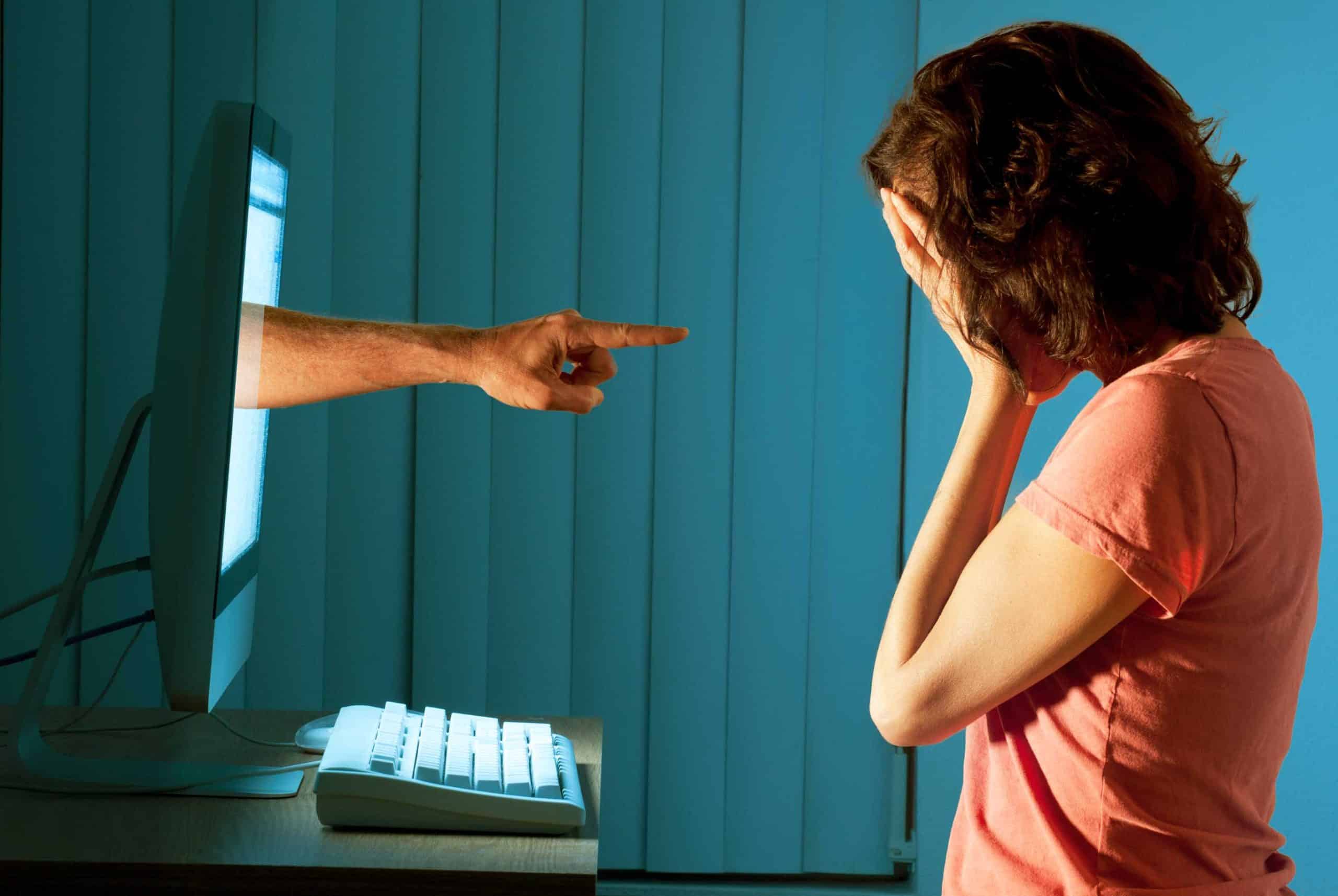 Decadenza morale e cyberbullismo cyberbullismo