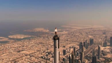 "Hi mom, I'm on top of the world!": l'hostess della Emirates sul Burj Khalifa fa il giro del mondo
