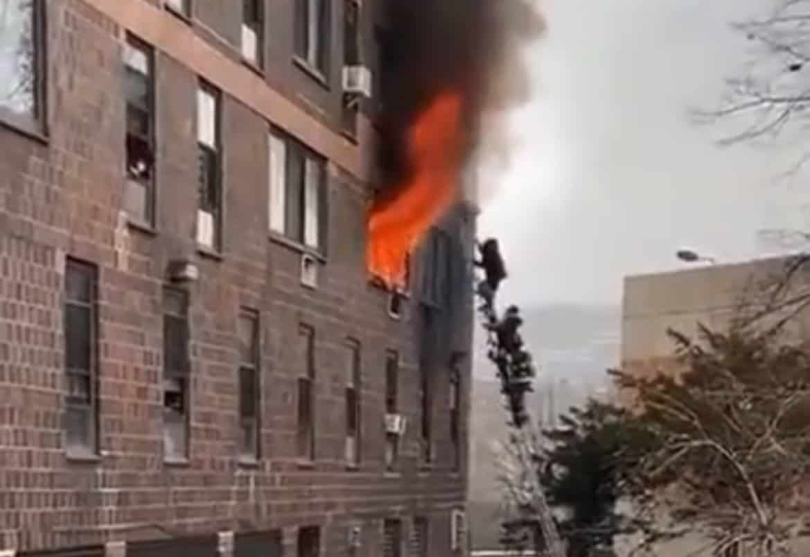 New York, incendio in un palazzo del Bronx: 19 morti tra cui bambini
