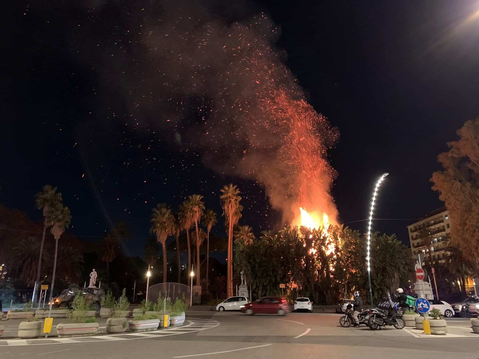 Napoli, incendio all’ex Mercato Ittico, la baraccopoli dei senzatetto