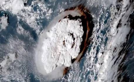 Tonga, rilevata nuova «grande eruzione» del vulcano sottomarino