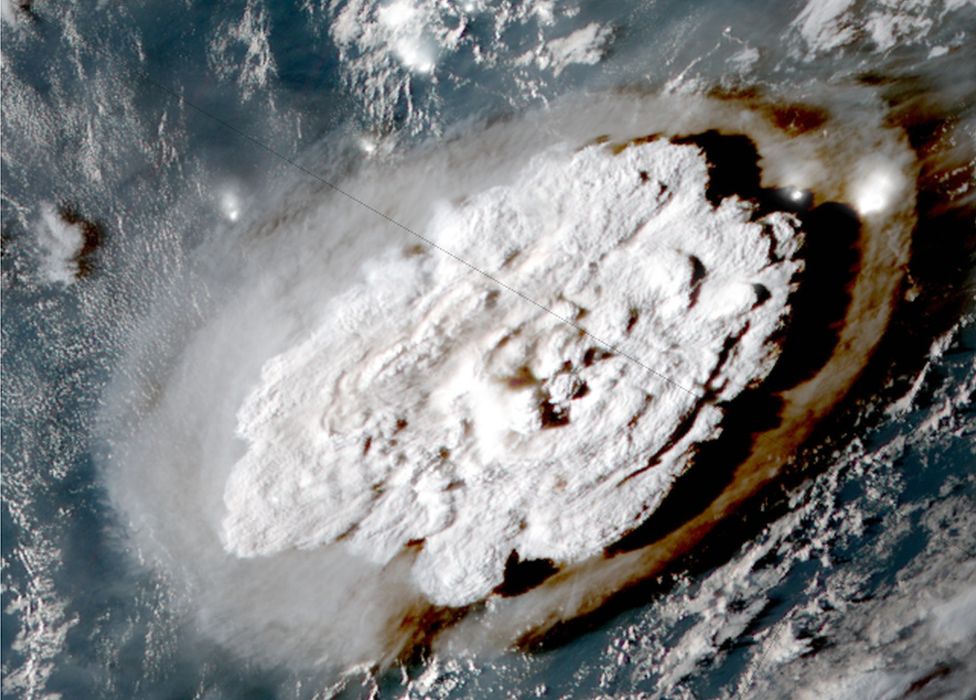 Tonga, esplode un vulcano sottomarino: allerta tsunami