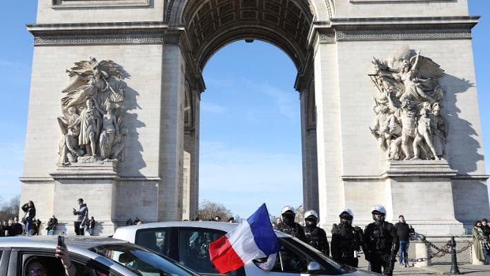 Sale la protesta in Francia, a Parigi i manifestanti No Vax e anti Green Pass