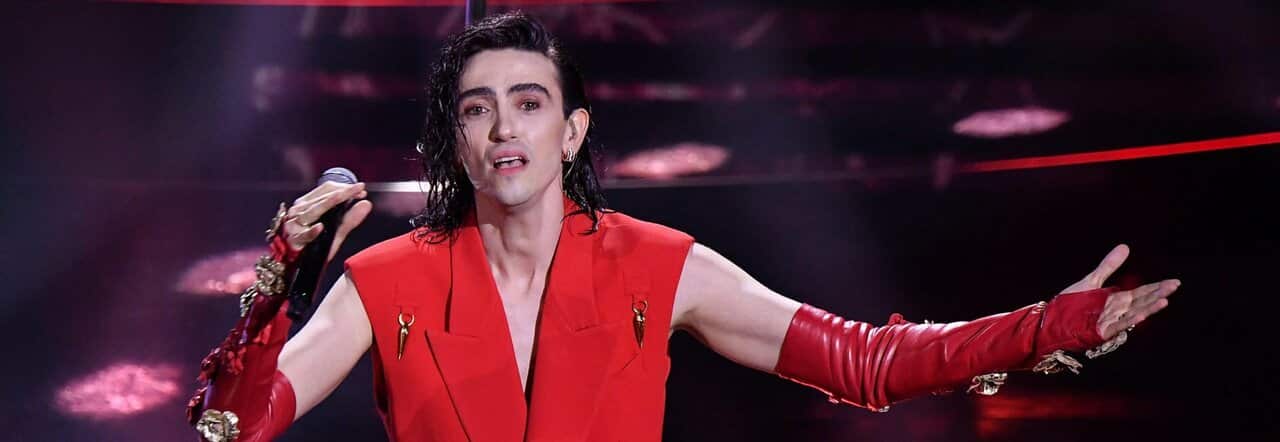 Sgarbi contro Michele Bravi: “È tutto femmina”, ma l’artista non gliela fa passare