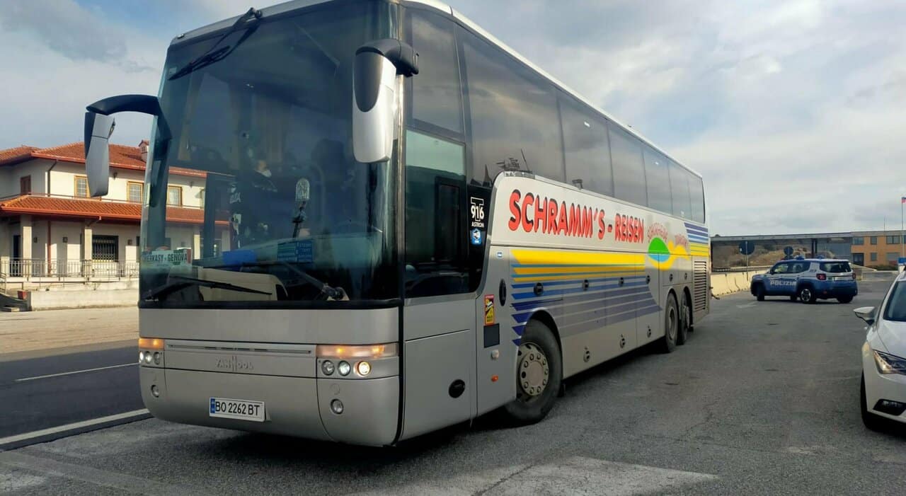 A Trieste è arrivato un autobus dall’Ucraina: a bordo donne e bambini