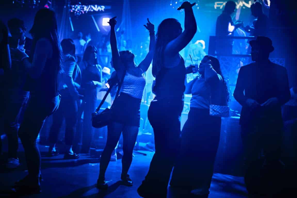 No-vax, i party per avere il Green Pass: fatta la legge, troviamo l’inganno No-vax