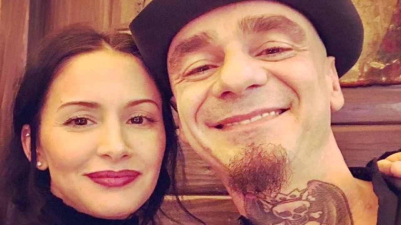 J-Ax, chi è la moglie Elaina Coker: “È riuscita a farmi mettere la testa a posto”
