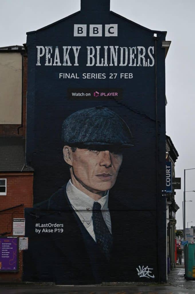 Thomas Shelby in un torreggiante murale per annunciare l'uscita di Peaky Blinders 6. BBC