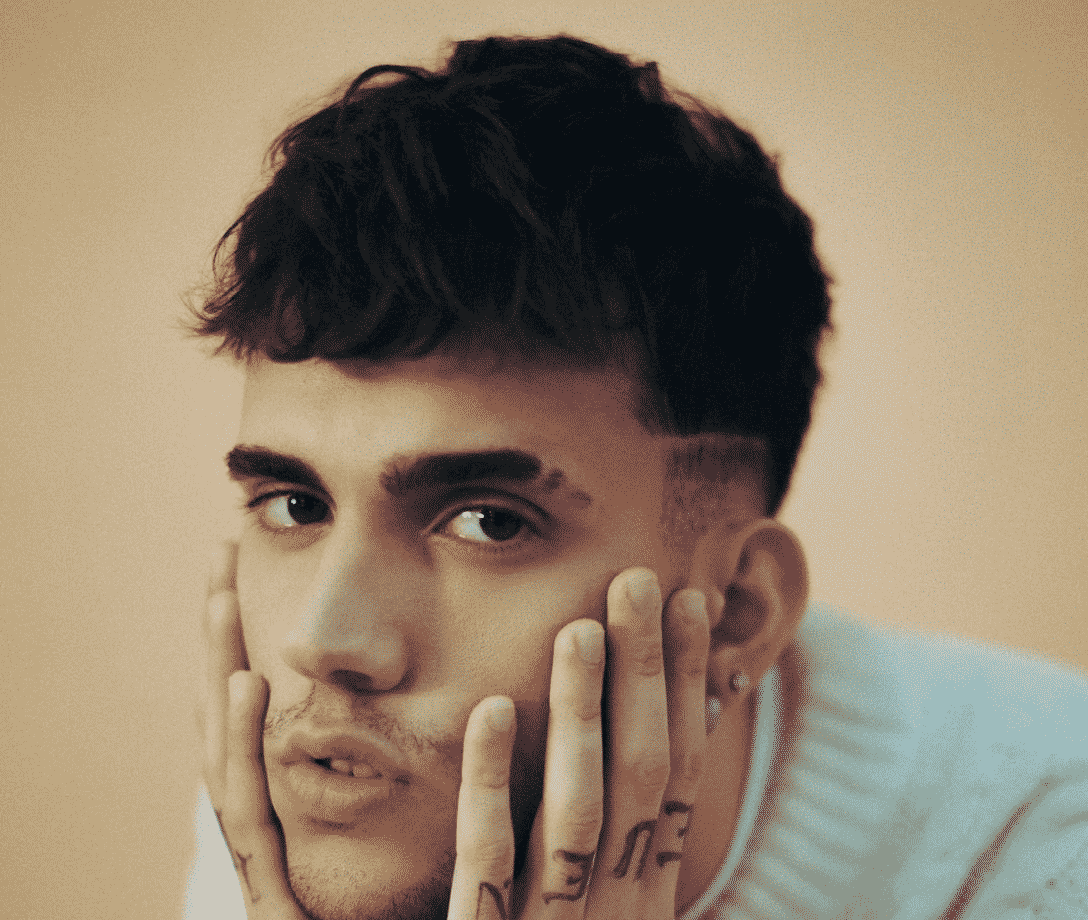 Aka7even, chi è la misteriosa nuova fidanzata dell’artista di “Perfetta Così” Aka7even nuova fidanzata