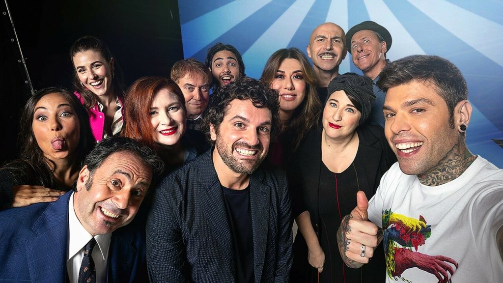 Il cast di LOL 2 in un selfie promozionale
