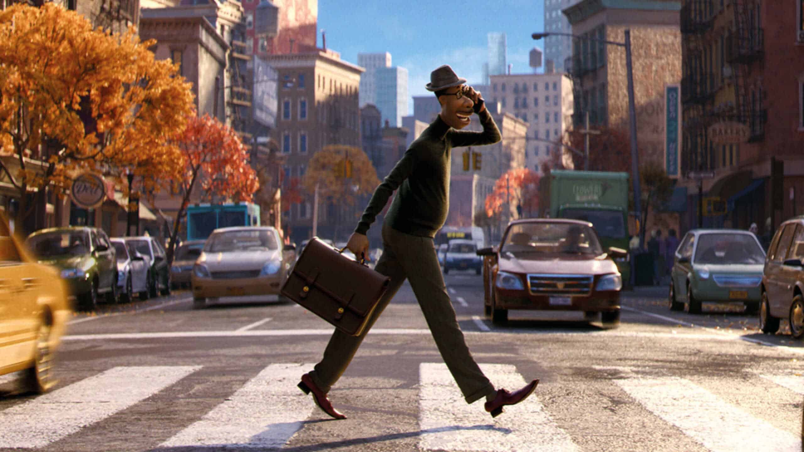 Joe attraversa la strada in una scena di "Soul" - fonte: cineavatar