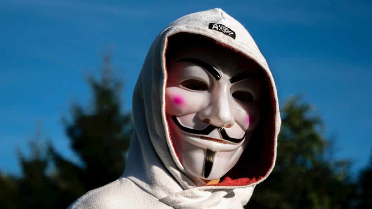 Anonymous rivendica la diffusione in rete dei dati di militari russi