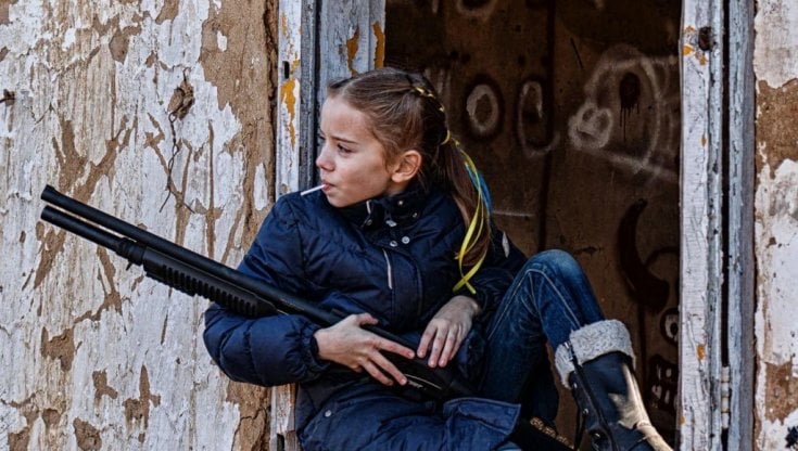Ucraina: la storia della bambina con il fucile e il lecca lecca, la foto diventa virale