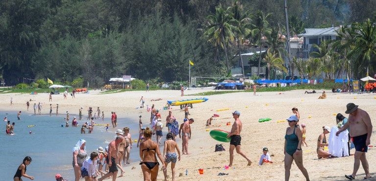 Phuket, l’isola thailandese piena di russi e ucraini sorpresi in vacanza dalla guerra: sono bloccati sull’isola